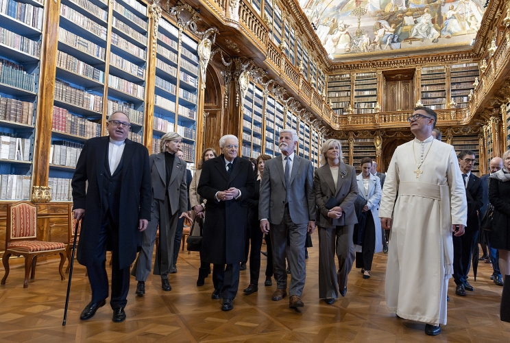 Il Presidente della Repubblica Sergio Mattarella e Presidente della Repubblica Ceca Petr Pavel visitano la biblioteca del Monastero di Strahov