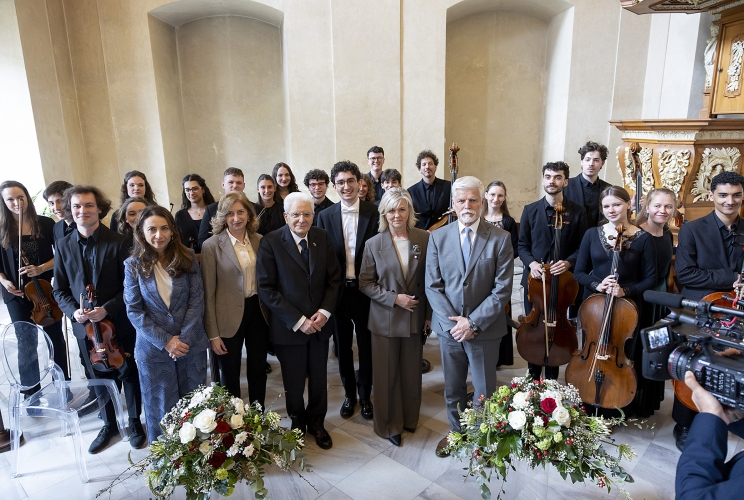 Il Presidente della Repubblica Sergio Mattarella e il l Presidente della Repubblica Ceca Petr Pavel con i musicisti che hanno parteciapto all'evento musicale Armonia Europea, a cura dell'Orchestra Giovanile Italiana e della Ceska studentenska filharmonie