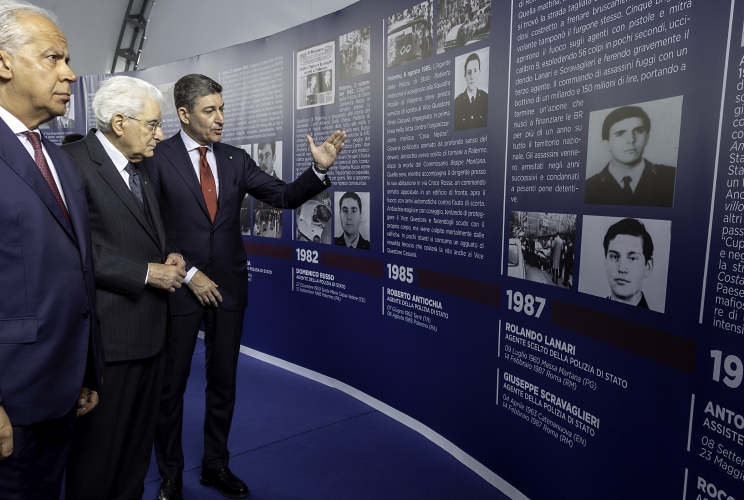 Il Presidente Sergio Mattarella accompagnato dal Ministro degli Interni, Matteo Piantedosi e dal Capo della Polizia - Direttore generale della pubblica sicurezza, Vittorino Pisani, osserva un pannello con le foto degli Agentideceduti in servizio