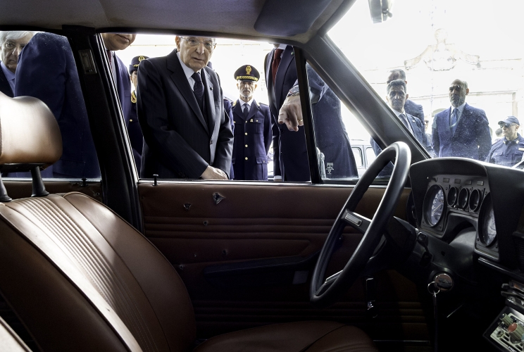 Il Presidente Sergio Mattarella osserva l'auto di scorta all'On. Aldo Moro nel giorno del rapimento