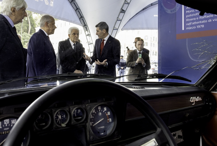 Il Presidente Sergio Mattarella dinanzi all'auto di scorta all'On. Aldo Moro nel giorno del rapimento