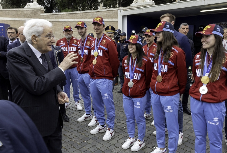 Il Presidentte Sergio Mattarella saluta gli atleti delle Fiamme Oro, nel corso della visita allo Spazio della Legalità della Polizia di Stato, in occasione del 174° anniversario della fondazione