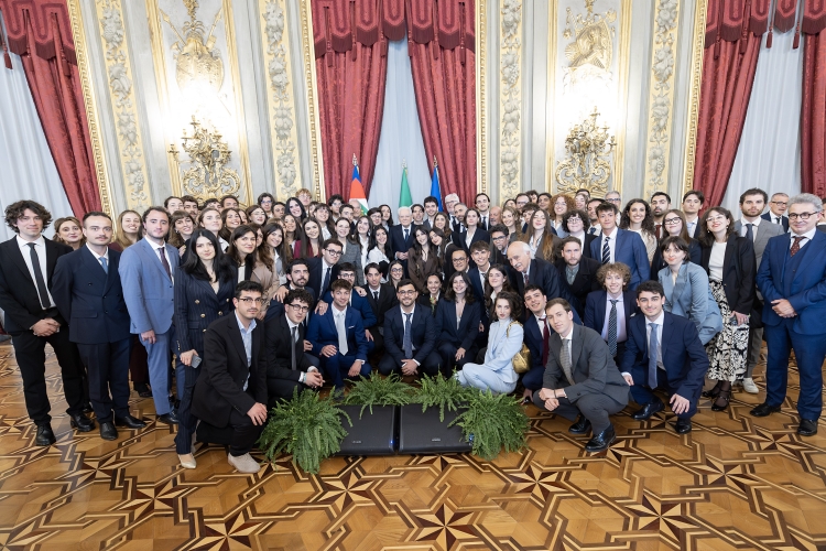 Il Presidente Sergio Mattarella incontra una delegazione di studenti di scuole di giornalismo 
