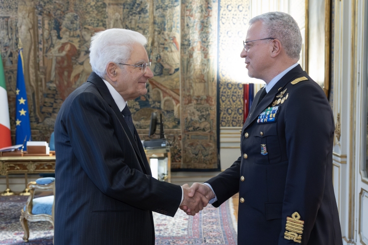 Il Presidente Sergio Mattarella accoglie il Gen. S.A.  Antonio Conserva, Capo di Stato Maggiore dell’Aeronautica Militare, in occasione del 103° anniversario di fondazione dell'Aeronautica Militare
