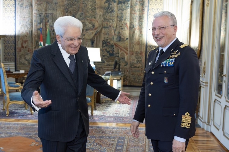 Il Presidente Sergio Mattarella accoglie il Gen. S.A.  Antonio Conserva, Capo di Stato Maggiore dell’Aeronautica Militare, in occasione del 103° anniversario di fondazione dell'Aeronautica Militare

