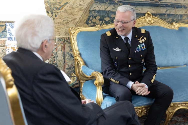 Il Presidente Sergio Mattarella nel corso dell'incontro con il Gen. S.A.  Antonio Conserva, Capo di Stato Maggiore dell’Aeronautica Militare, in occasione del 103° anniversario di fondazione dell'Aeronautica Militare

