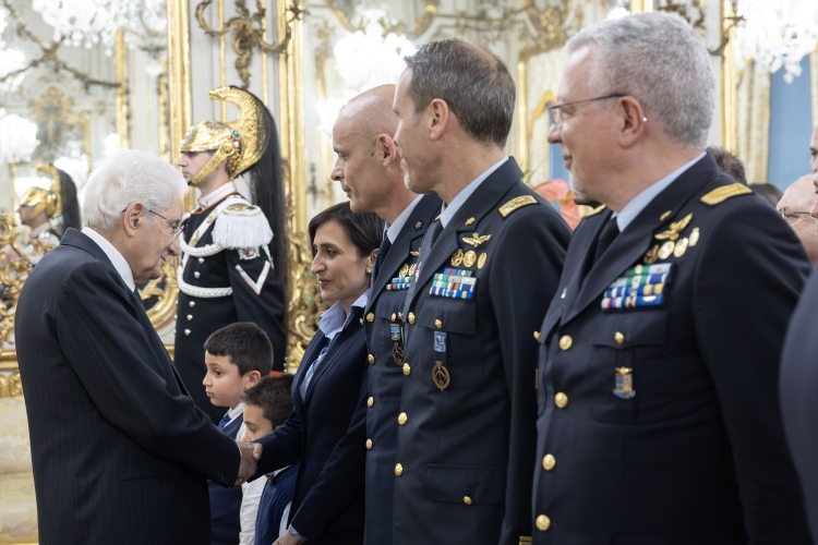 Il Presidente della Repubblica Sergio Mattarella nel corso dell'incontro con il Gen. S.A. Antonio Conserva, Capo di Stato Maggiore dell’Aeronautica Militare e una rappresentanza dell’Aeronautica Militare, in occasione del 103° anniversario di fondazione


