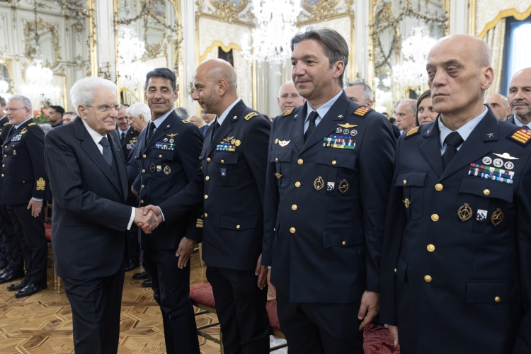 Il Presidente della Repubblica Sergio Mattarella nel corso dell'incontro con il Gen. S.A. Antonio Conserva, Capo di Stato Maggiore dell’Aeronautica Militare e una rappresentanza dell’Aeronautica Militare, in occasione del 103° anniversario di fondazione


