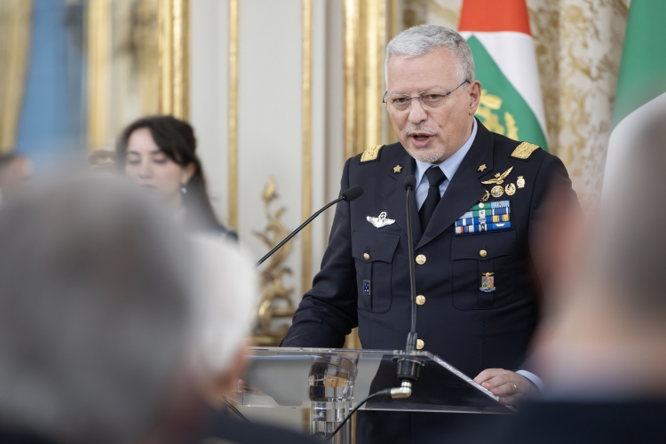 Il Presidente della Repubblica Sergio Mattarella nel corso dell'incontro con il Gen. S.A. Antonio Conserva, Capo di Stato Maggiore dell’Aeronautica Militare e una rappresentanza dell’Aeronautica Militare, in occasione del 103° anniversario di fondazione


