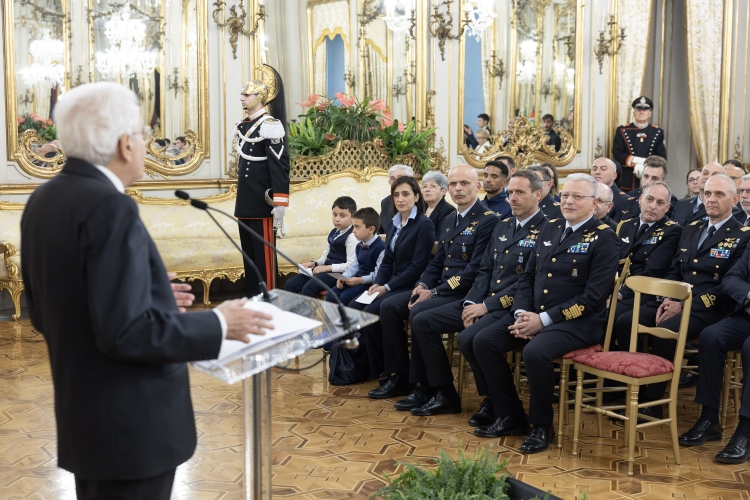 Il Presidente Sergio Mattarella nel corso dell'incontro con una rappresentanza dell’Aeronautica Militare in occasione del 103° anniversario di fondazione
