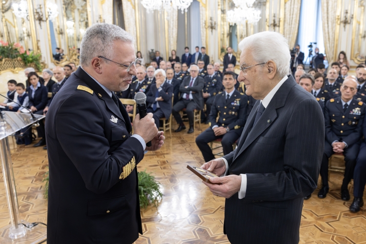Il Presidente Sergio Mattarella nel corso dell'incontro con una rappresentanza dell’Aeronautica Militare in occasione del 103° anniversario di fondazione
