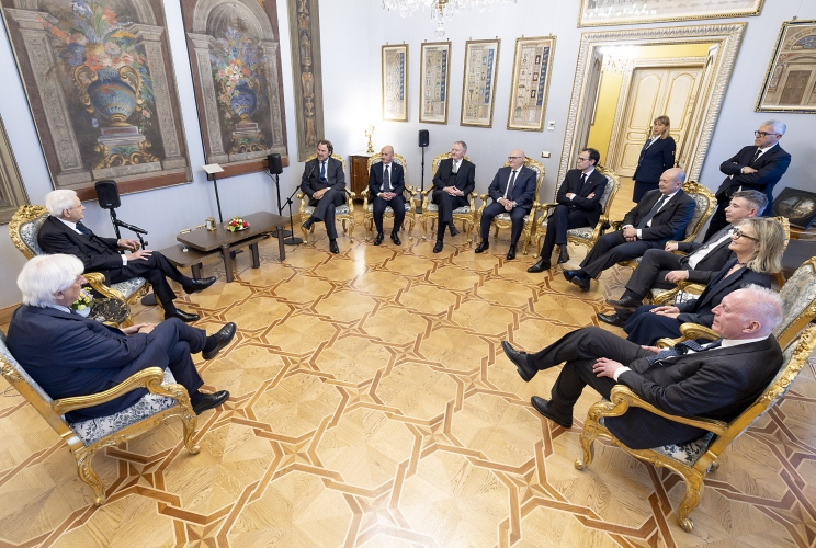 Il Presidente Sergio Mattarella nel corso dell'incontro con Bernabò Bocca, Presidente di Federalberghi, unitamente ad una delegazione