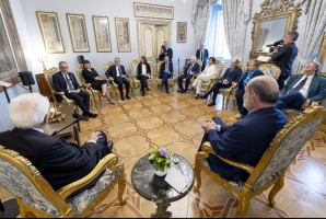 Il Presidente Sergio Mattarella con Paolo Ambrosini, Presidente dell'Associazione Librai Italiani e una delegazione dell'ALI 