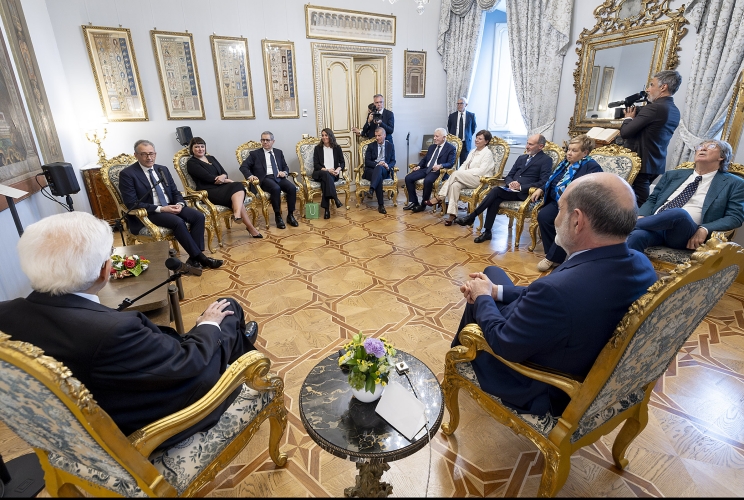 Il Presidente Sergio Mattarella con Paolo Ambrosini, Presidente dell'Associazione Librai Italiani e una delegazione dell'ALI 