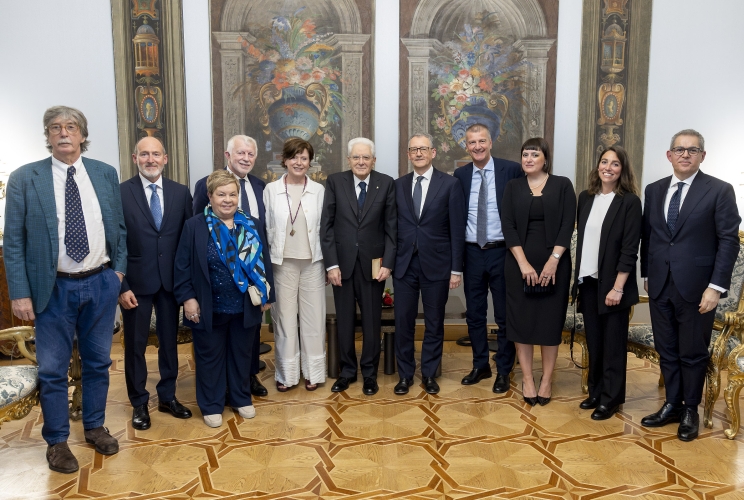 Il Presidente Sergio Mattarella con Paolo Ambrosini, Presidente dell'Associazione Librai Italiani e una delegazione dell'ALI 