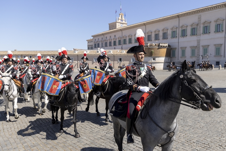 Il Cambio solenne della Guardia d'Onore da parte del Reggimento Corazzieri a cavallo con la Fanfara del IV Reggimento Carabinieri a cavallo, in occasione della Festa della Repubblica