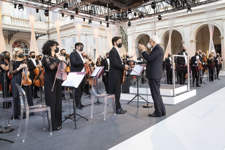 Il Presidente della Repubblica Sergio Mattarella saluta l’Orchestra dell’Accademia Nazionale di Santa Cecilia
