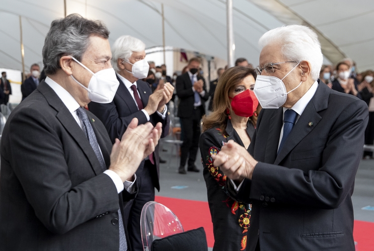 Il Presidente Sergio Mattarella al termine dell'intervento in occasione della Festa Nazionale della Repubblica saluta il Presidente del Consiglio Mario Draghi