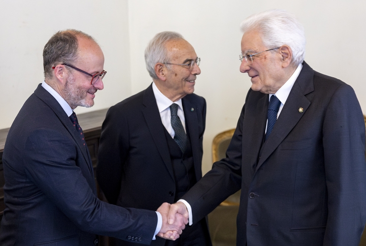Il Presidente Sergio Mattarella saluta Diego Martínez Belío, Segretario di Stato per gli affari esteri e globali del Regno di Spagna e Presidente dell’Assemblea generale dell’Istituto Internazionale per l’Unificazione del Diritto privato, in occasione della cerimonia di apertura delle celebrazioni del centenario dell'UNIDROIT