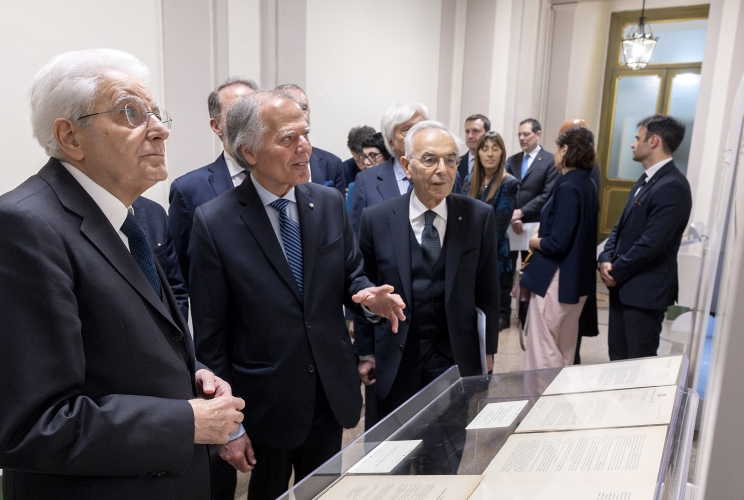 Il Presidente Sergio Mattarella accompagnato da Enzo Moavero Milanesi, Presidente dell’Istituto Internazionale per l’Unificazione del Diritto privato, visita la mostra allestita in occasione del centenario dell’Istituto