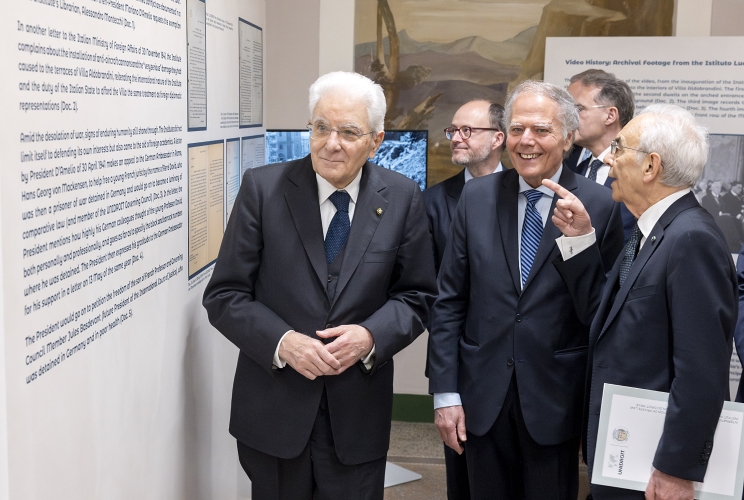 Il Presidente Sergio Mattarella accompagnato da Enzo Moavero Milanesi, Presidente dell’Istituto Internazionale per l’Unificazione del Diritto privato, visita la mostra allestita in occasione del centenario dell’Istituto