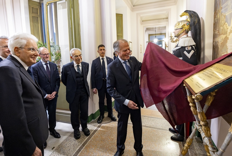 Il Presidente Sergio Mattarella assiste allo scoprimento da parte di Enzo Moavero Milanesi, Presidente dell’Istituto Internazionale per l’Unificazione del Diritto privato, di una targa commemorativa, a margine della cerimonia di apertura delle celebrazioni del centenario dell'UNIDROIT