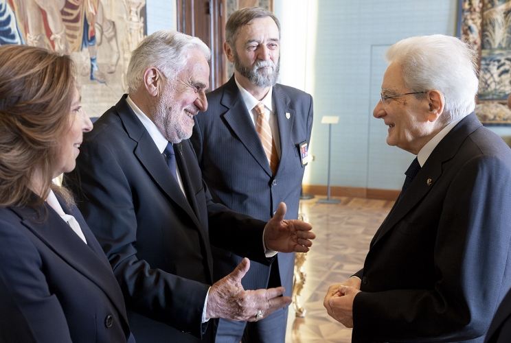 Il Presidente Sergio Mattarella con Isabella Rauti, Sottosegretario di Stato alla Difesa – Rappresentante di Governo, Claudio Betti, Presidente della Confederazione Italiana fra le Associazioni Combattentistiche e Partigiane, e il Gen. C.A. Paolo Gerometta, Presidente del Consiglio Nazionale permanente delle Associazioni d'arma, in occasione dell'incontro con gli esponenti delle Associazioni Combattentistiche e d’Arma, nella ricorrenza dell’81° anniversario della Liberazione