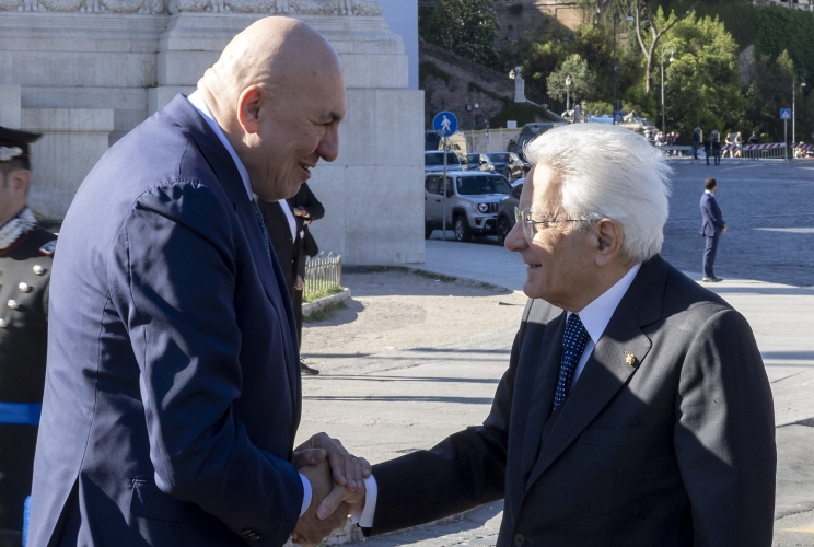 Il Presidente Sergio Mattarella accolto dal Ministro della Difesa Guido Crosetto, al suo arrivo al Piazza Venezia, in occasione della deposizione, in forma ufficiale, di una corona d’alloro sulla Tomba del Milite Ignoto, nell’81° anniversario della Liberazione