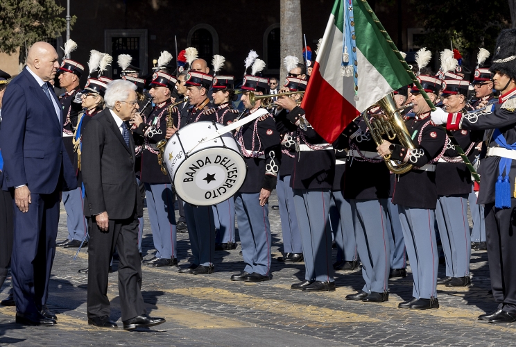 Il Presidente Sergio Mattarella accompagnato dal Ministro della Difesa Guido Crosetto passa in rassegna il reparto d’onore schierato con Bandiera e banda, in occasione della deposizione, in forma ufficiale, di una corona d’alloro sulla Tomba del Milite Ignoto, nell’81° anniversario della Liberazione