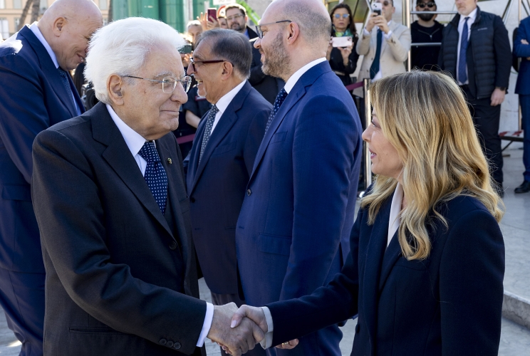 Il Presidente Sergio Mattarella saluta il Presidente del Consiglio Giorgia Meloni, in occasione della deposizione, in forma ufficiale, di una corona d’alloro sulla Tomba del Milite Ignoto, nell’81° anniversario della Liberazione