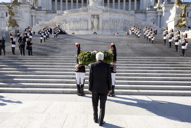Il Presidente Sergio Mattarella in occasione della deposizione, in forma ufficiale, di una corona d’alloro sulla Tomba del Milite Ignoto, nell’81° anniversario della Liberazione