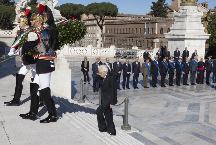 Il Presidente Sergio Mattarella in occasione della deposizione, in forma ufficiale, di una corona d’alloro sulla Tomba del Milite Ignoto, nell’81° anniversario della Liberazione