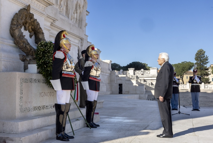 Il Presidente Sergio Mattarella in occasione della deposizione, in forma ufficiale, di una corona d’alloro sulla Tomba del Milite Ignoto, nell’81° anniversario della Liberazione