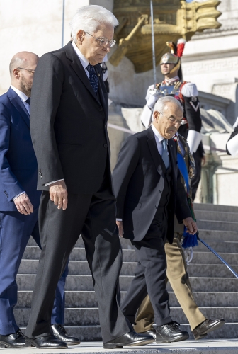 Il Presidente Sergio Mattarella in occasione della deposizione, in forma ufficiale, di una corona d’alloro sulla Tomba del Milite Ignoto, nell’81° anniversario della Liberazione