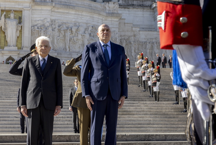 Il Presidente Sergio Mattarella al termine della deposizione, in forma ufficiale, di una corona d’alloro sulla Tomba del Milite Ignoto, nell’81° anniversario della Liberazione