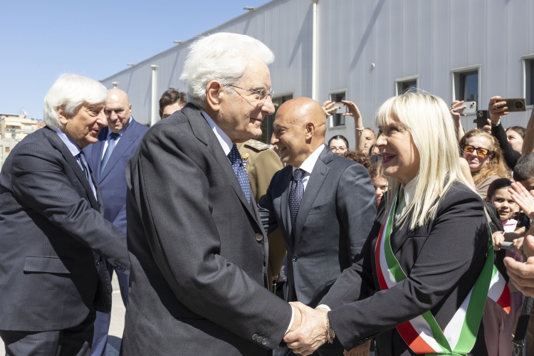 Il Presidente della Repubblica Sergio Mattarella saluta Rosa Piermattei, Sindaco di San Severino Marche , in occasione dell’81° Anniversario della Liberazione