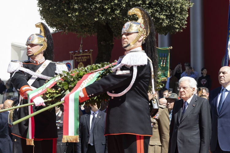 Il Presidente della Repubblica Sergio Mattarella a San Severino Marche, depone una corona d’alloro, presso il Monumento ai Caduti della Resistenza, in occasione dell’81° Anniversario della Liberazione
