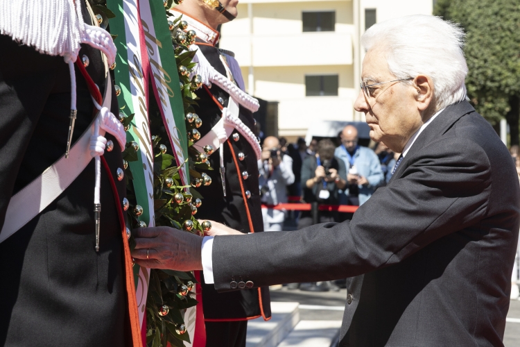 Il Presidente della Repubblica Sergio Mattarella a San Severino Marche, depone una corona d’alloro, presso il Monumento ai Caduti della Resistenza, in occasione dell’81° Anniversario della Liberazione