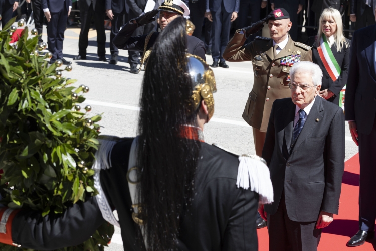 Il Presidente della Repubblica Sergio Mattarella a San Severino Marche, depone una corona d’alloro, presso il Monumento ai Caduti della Resistenza, in occasione dell’81° Anniversario della Liberazione