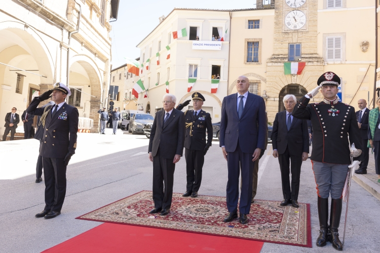 Il Presidente della Repubblica Sergio Mattarella in Piazza del Popolo, a San Severino Marche, passa in rassegna il reparto d’onore schierato con Bandiera e banda, in occasione dell’81° Anniversario della Liberazione 
