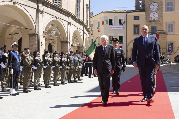 Il Presidente della Repubblica Sergio Mattarella in Piazza del Popolo, a San Severino Marche, passa in rassegna il reparto d’onore schierato con Bandiera e banda, in occasione dell’81° Anniversario della Liberazione 
