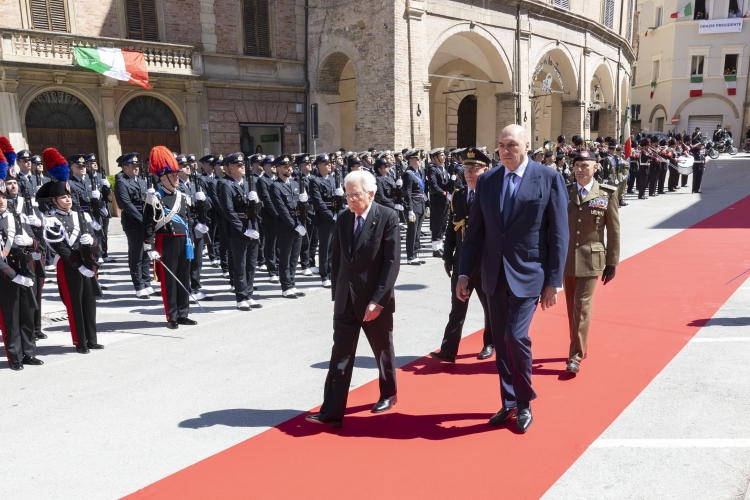 Il Presidente della Repubblica Sergio Mattarella in Piazza del Popolo, a San Severino Marche, passa in rassegna il reparto d’onore schierato con Bandiera e banda, in occasione dell’81° Anniversario della Liberazione 
