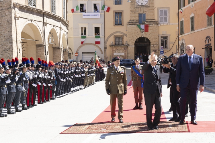 Il Presidente della Repubblica Sergio Mattarella in Piazza del Popolo, a San Severino Marche, passa in rassegna il reparto d’onore schierato con Bandiera e banda, in occasione dell’81° Anniversario della Liberazione 
