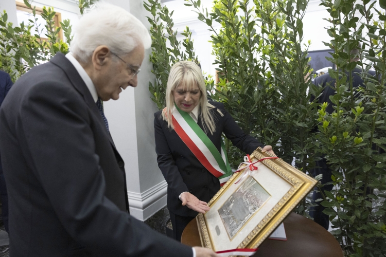 Il Presidente della Repubblica Sergio Mattarella con Rosa Piermattei, Sindaco di San Severino Marche, in occasione dell’81° Anniversario della Liberazione 
