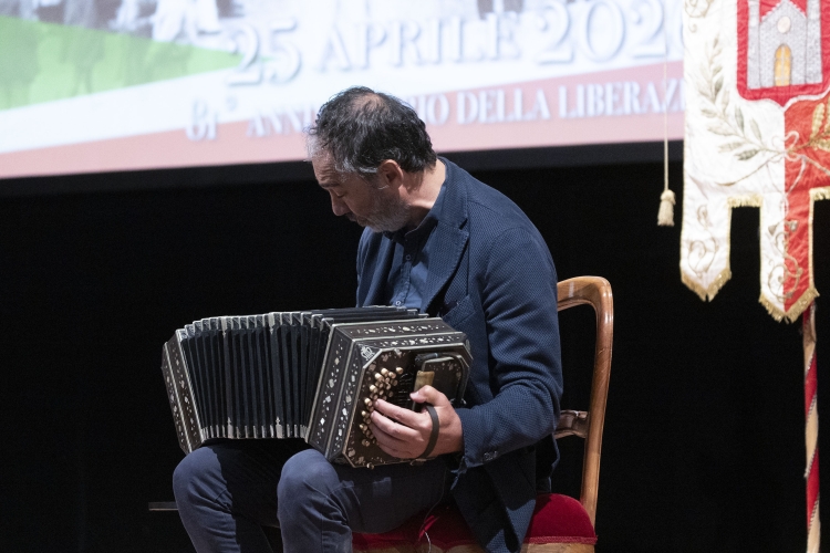 Il Maestro Daniele Di Bonaventura, Musicista, al Teatro Feronia di San Severino Marche, in occasione dell’81° Anniversario della Liberazione 
