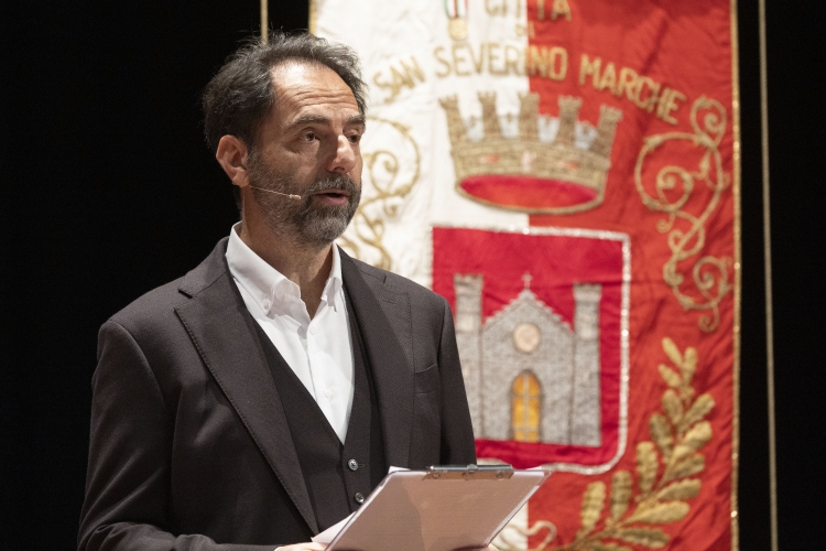L'attore Neri Marcorè al Teatro Feronia di San Severino Marche, in occasione dell’81° Anniversario della Liberazione 
