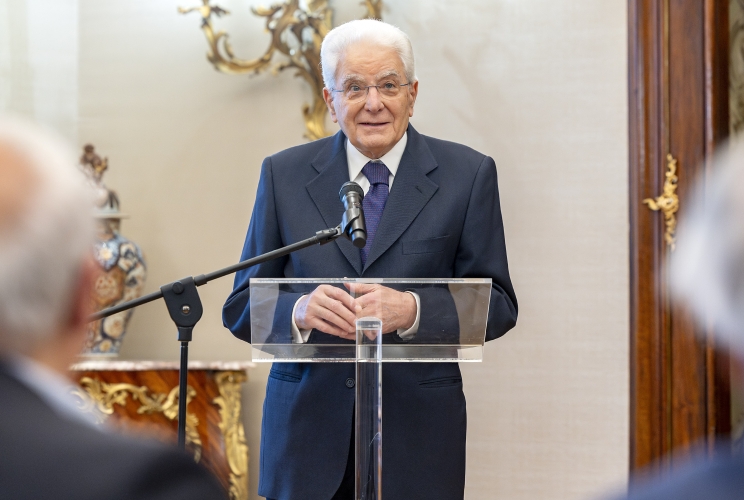 Il Presidente Sergio Mattarella nel corso dell'incontro con Rosy Bindi, Presidente del Comitato nazionale Centenario Don Milani, e una delegazione del comitato, in occasione della presentazione del libro su Don Milani
