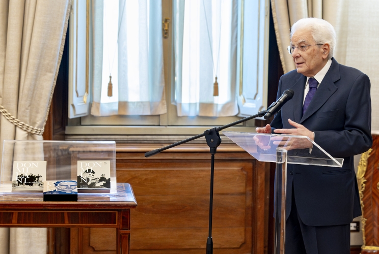 Il Presidente Sergio Mattarella nel corso dell'incontro con Rosy Bindi, Presidente del Comitato nazionale Centenario Don Milani, e una delegazione del comitato, in occasione della presentazione del libro su Don Milani