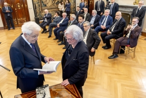 Il Presidente Sergio Mattarella nel corso dell'incontro con Rosy Bindi, Presidente del Comitato nazionale Centenario Don Milani, e una delegazione del comitato, in occasione della presentazione del libro su Don Milani