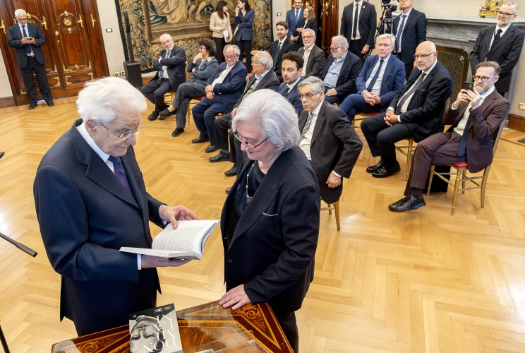 Il Presidente Sergio Mattarella nel corso dell'incontro con Rosy Bindi, Presidente del Comitato nazionale Centenario Don Milani, e una delegazione del comitato, in occasione della presentazione del libro su Don Milani